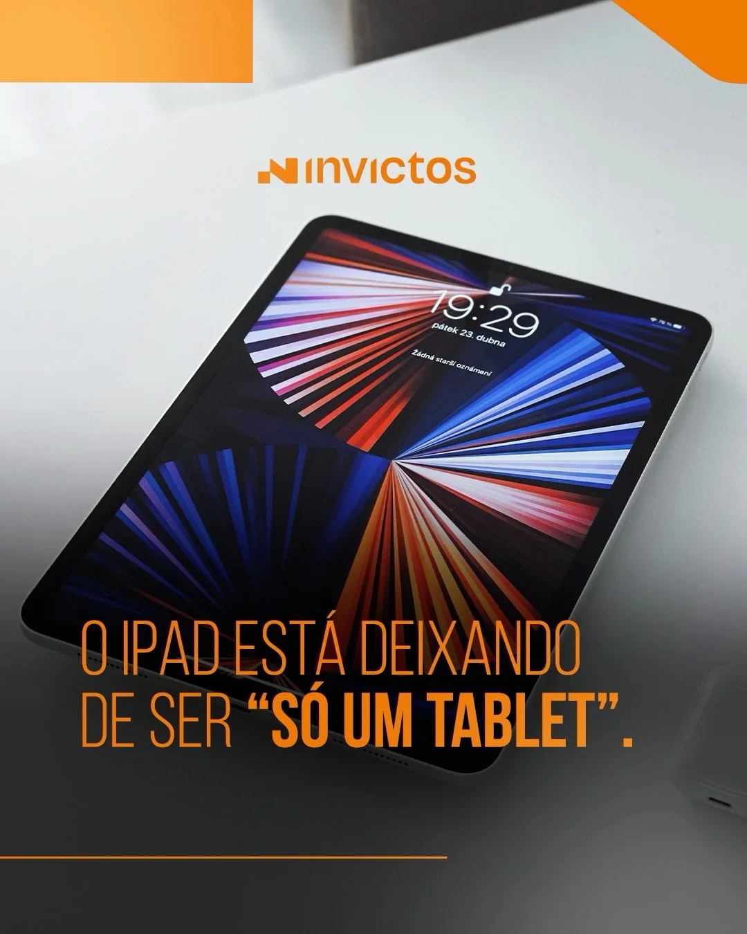 iPad em uma mesa com tela colorida