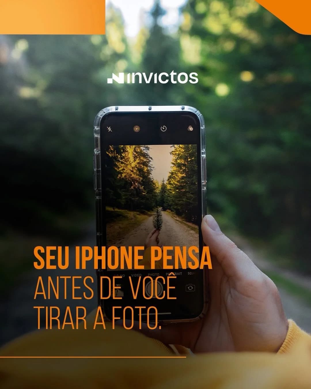 Pessoa fotografando uma paisagem com iPhone